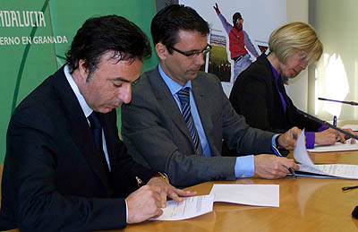 Quique Pina en un momento de la firma del convenio con Cetursa (GRJ)