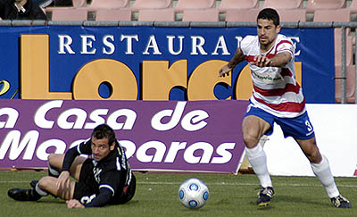 Rubén Párraga deja sentado a un jugador del equipo ceutí (PACO AYALA)