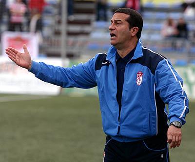 El técnico rojiblanco durante el partido frente al Lucena (MINUTO90.COM)