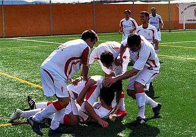 Los jugadores accitanos celebran el tercer tanto de Ubric (GUADIXCF.ES)