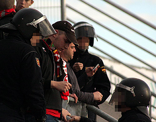 La Policía Nacional identifica a un aficionado (LA OPINIÓN)