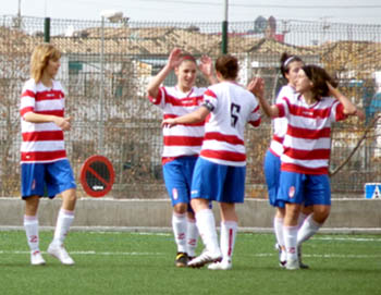 Las jugadoras rojiblancas festejan uno de los tantos (GRJ)