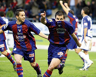 Jon Altuna celebra un tanto ante el Málaga CF