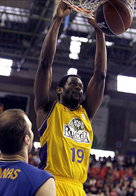 Lamont Barnes en una acción ante Canarias