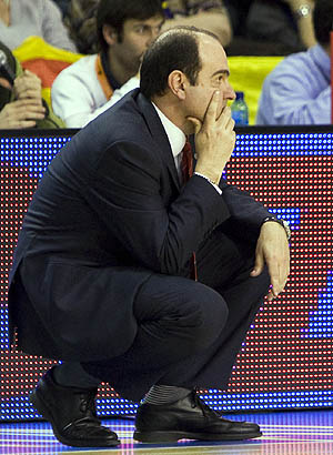 Trifón Poch durante el encuentro en el Palau Blaugrana Trifón Poch durante el encuentro en el Palau Blaugrana