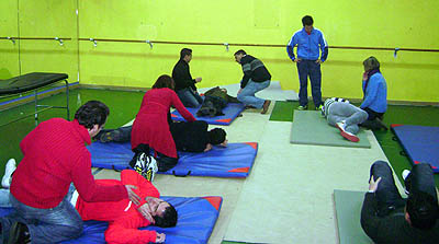 Varios alumnos en el curso de iniciación a los primeros auxilios (GRJ) Varios alumnos en el curso de iniciación a los primeros auxilios (GRJ)