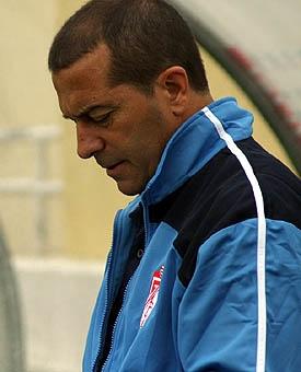 Álvarez Tomé, cabizbajo junto al banquillo (L. RUIZ) Álvarez Tomé, cabizbajo junto al banquillo (L. RUIZ)