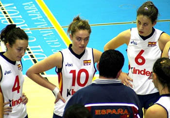 La jugadora granadina Carmen Morales (10) junto al banquillo (GRJ) La jugadora granadina Carmen Morales (10) junto al banquillo (GRJ)