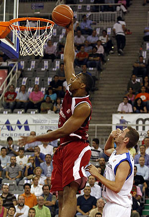 Richard Hendrix en un mate ante Alicante (ACBMEDIA) Richard Hendrix en un mate ante Alicante (ACBMEDIA)