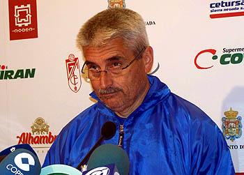 Fabri González en el transcurso de la rueda de prensa en `Los Cármenes` Fabri González en el transcurso de la rueda de prensa en `Los Cármenes`