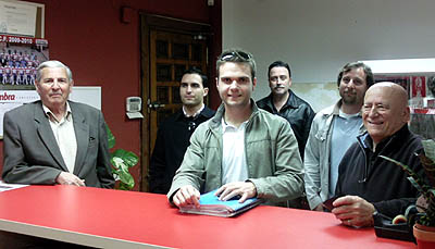 Aficionados y socios del Granada CF en la sede social de la calle Recogidas Aficionados y socios del Granada CF en la sede social de la calle Recogidas