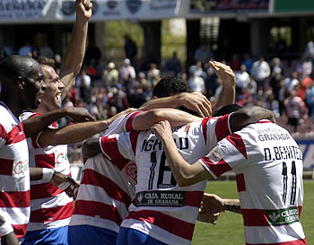 Los jugadores rojiblancos celebran uno de los tantos (PACO AYALA) Los jugadores rojiblancos celebran uno de los tantos (PACO AYALA)