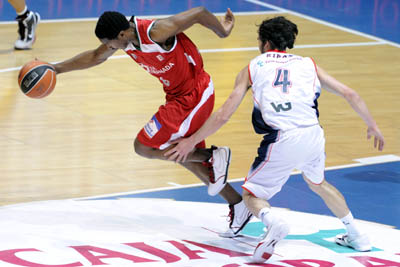 Jimmie Hunter sube el balón en el encuentro ante el Caja Laboral (ACBMEDIA) Jimmie Hunter sube el balón en el encuentro ante el Caja Laboral (ACBMEDIA)