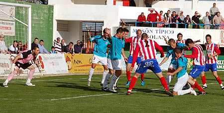 Al final del partido el Baza pudo empatar, pero el Almería se defendió con todo (ALONSO) Al final del partido el Baza pudo empatar, pero el Almería se defendió con todo (ALONSO)
