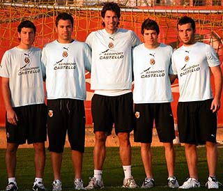 `Migue` Montes, segundo por la izquierda, junto a los jugadores granadinos del Villareal