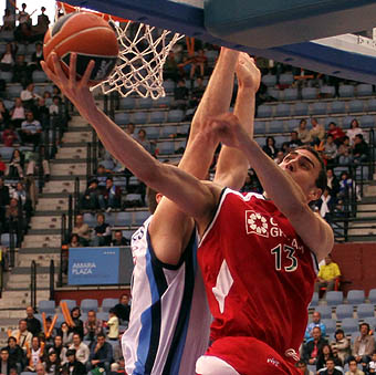 Pablo Aguilar, que anotó 14 puntos, en una jugada (ACBMEDIA)