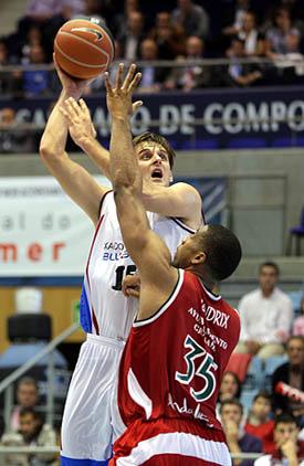Richard Hendrix defiende a un rival de Xacobeo (ACBMEDIA)