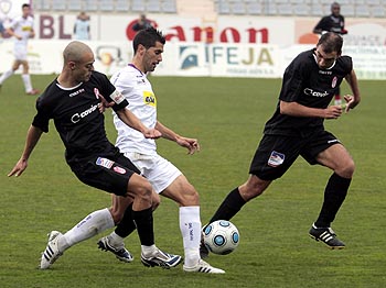 Los jienenses doblegaron al Granada en el partido de ida Los jienenses doblegaron al Granada en el partido de ida