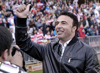 Quique Pina se acercó a saludar a los aficionados (PACO AYALA) Quique Pina se acercó a saludar a los aficionados (PACO AYALA)