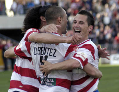 Granada, Benítez y Collantes se felicitan por el último tanto (PACO AYALA) Granada, Benítez y Collantes se felicitan por el último tanto (PACO AYALA)