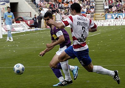 Rubén Párraga en una jugada con un jugador del Real Jaén (PACO AYALA) Rubén Párraga en una jugada con un jugador del Real Jaén (PACO AYALA)
