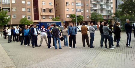 Las colas de aficionados para la compra de abonos han sido constantes hoy (GRJ) Las colas de aficionados para la compra de abonos han sido constantes hoy (GRJ)