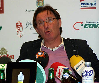 El técnico de la AD Alcorcón durante la rueda de prensa (GRJ) El técnico de la AD Alcorcón durante la rueda de prensa (GRJ)