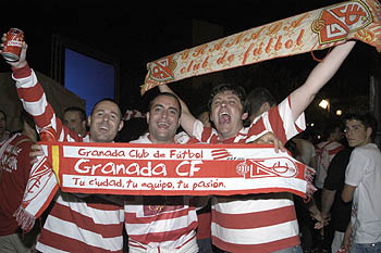 Aficionados rojiblancos celebrando el ascenso de categoría (AYALA) Aficionados rojiblancos celebrando el ascenso de categoría (AYALA)