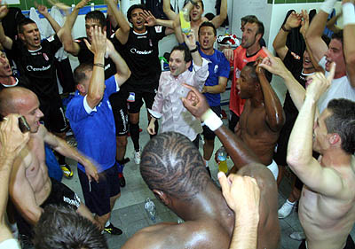 Los jugadores rojiblancos lo festejaron en el vestuario visitante (LOF) Los jugadores rojiblancos lo festejaron en el vestuario visitante (LOF)