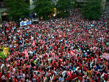 Miles de aficionados rojiblancos se concentraron en la Plaza del Cármen (GRJ) Miles de aficionados rojiblancos se concentraron en la Plaza del Cármen (GRJ)