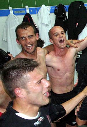 Iván Amaya y Javi Casares celebran el ascenso (LOF) Iván Amaya y Javi Casares celebran el ascenso (LOF)