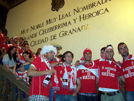 La plantilla rojiblanca en las escaleras del Ayuntamiento de Granada (GRJ) La plantilla rojiblanca en las escaleras del Ayuntamiento de Granada (GRJ)