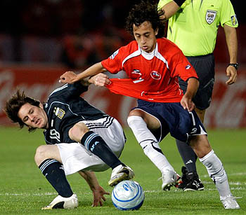 Orellana con la selección chilena en un partido ante Argentina