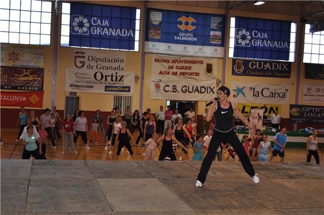 Más de 70 personas bailaron al ritmo de Montse Martínez Más de 70 personas bailaron al ritmo de Montse Martínez