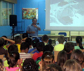 Pepe Saldaña durante una charla a escolares granadinos (GRJ) Pepe Saldaña durante una charla a escolares granadinos (GRJ)