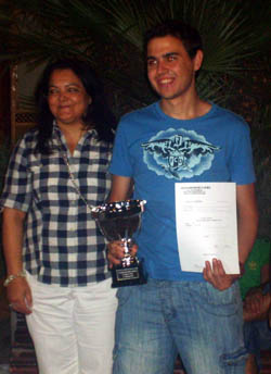 José Camacho con el título de campeón José Camacho con el título de campeón