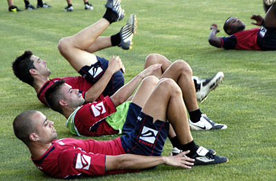 Benítez, Lucena y Felipe durante una sesión de entrenamiento (PACO AYALA) Benítez, Lucena y Felipe durante una sesión de entrenamiento (PACO AYALA)