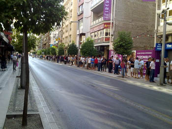 Las colas de aficionados llegaron a Puerta Real (GRANADACF.ES) Las colas de aficionados llegaron a Puerta Real (GRANADACF.ES)