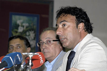 Quique Pina, en primer plano, junto a los administradores concursales (PACO AYALA) Quique Pina, en primer plano, junto a los administradores concursales (PACO AYALA)