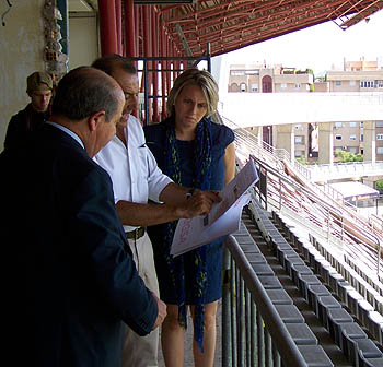 Torres Hurtado durante una visita al estadio de Los Cármenes Torres Hurtado durante una visita al estadio de Los Cármenes