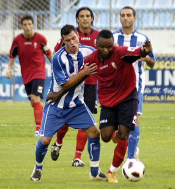 Kitoko intenta avanzar entre varios jugadores motrileños (AYALA) Kitoko intenta avanzar entre varios jugadores motrileños (AYALA)