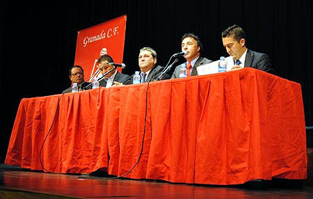 Quique Pina presidió la mesa de la Asamblea General Ordinaria de Socios (A. RIVERA)
