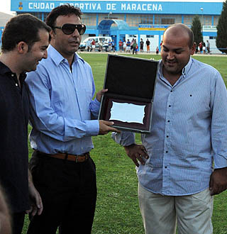 Pina recibió una placa de la UD Maracena (BALDOMERO)