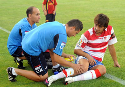 Carlos Calvo atendido por los fisios del Granada CF en Maracena (BALDO)