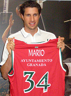 Mario Fernádez con su nueva camiseta Mario Fernádez con su nueva camiseta