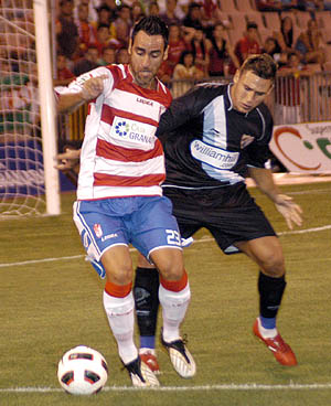 Abel Gómez en una acción ante el Málaga CF (AYALA)