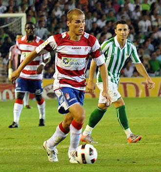 Bergantiños conduce el cuero ante el Real Betis (BALDOMERO)
