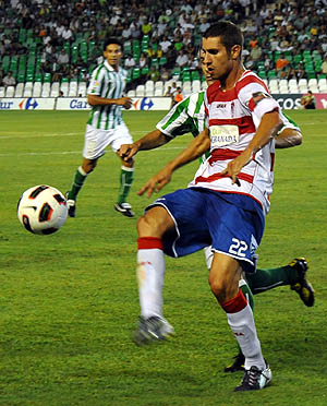 Alex Geijo controla el balón ante el Betis (BALDOMERO)