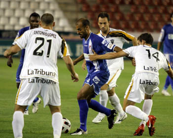 El rojiblanco Mikel Rico rodeado de jugadores albaceteños (LOF)
