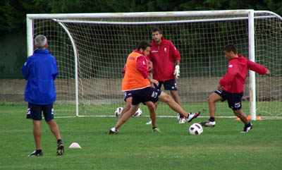 Un momento del entrenamiento de esta mañana en los campos de Antonio Sánchez